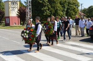 Polaganje venaca na spomenike u centru sela, Lipar 28.08.2016. god.